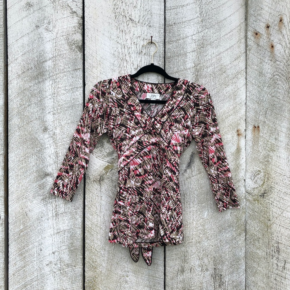 Ann Taylor LOFT | brown and pink v-neck top